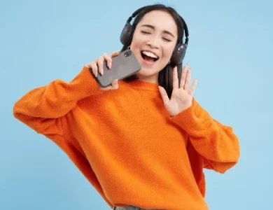 menina jovem cantando com aplicativos de karaokê
